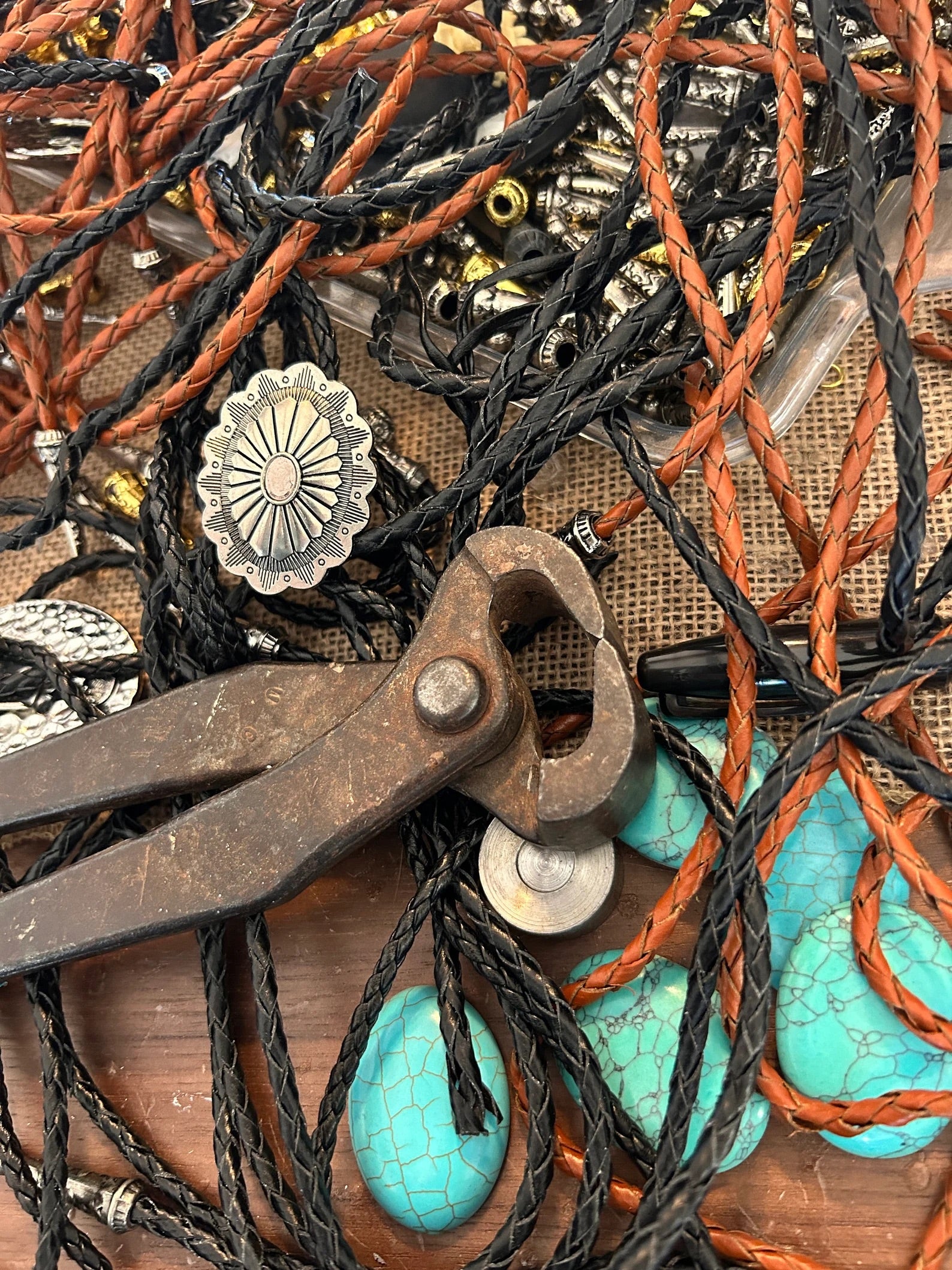 Scalloped Turquoise Bolo Tie