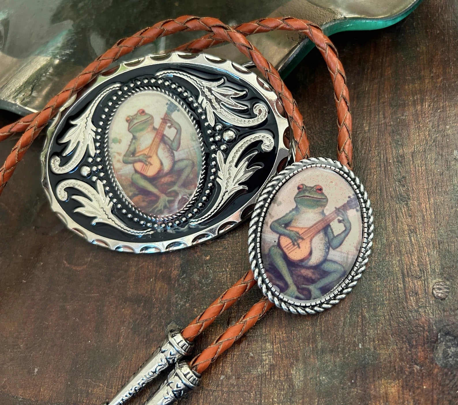 Banjo Frog Bolo Tie & Buckle Set